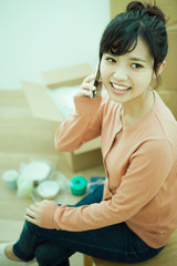 スマホで電話をする女性