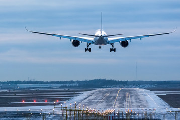 Airplane landing to airport runway