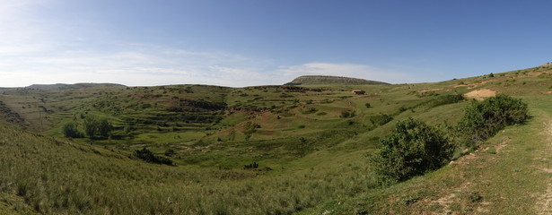 Obraz premium Path through the mountains of Valdelinares in Summer