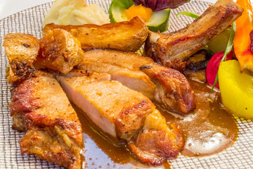 rôti d’agneau pris dans le carré 