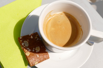 Milchkaffee und Gewürzspekulatius in Holland