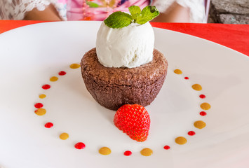 Moelleux au chocolat, boule de glace et fraise