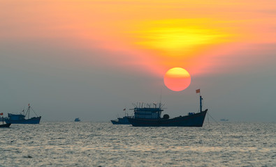 Obraz premium Sea landscape at dawn when fishing boats out to sea to harvest fish to greet the new day