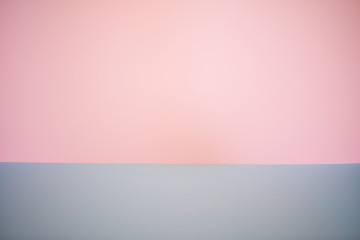  Pink background and blue table with smooth collars to use as a graphic resource.