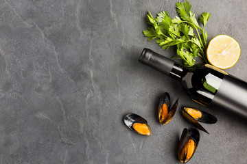 Flat-lay cooked mussels and wine with copyspace