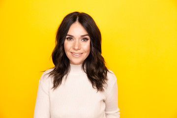 Obraz premium Portrait of pretty young woman standing isolated the yellow background