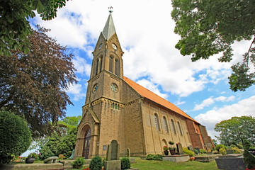 Fototapeta na wymiar Langwarden: Romanische St. Laurentius-Kirche (13. Jh., Niedersachsen)