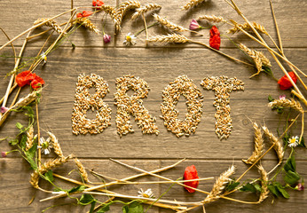 Aus Korn in einem Erntekranz gelegtes Wort „Brot“ zum Thema Erntedankfest. Dekoriertes Bild aus...