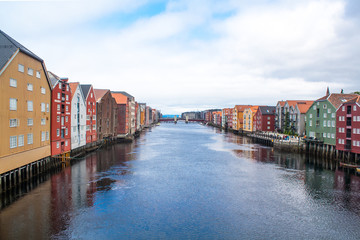 Blick von der Gamly Bybro (Br&uuml;cke) auf die H&auml;user am Fluss Nidelva in Trondheim (Norwegen)