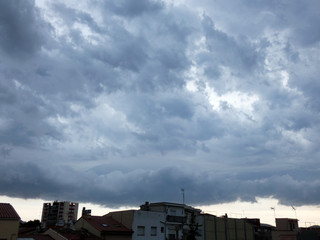 Nubes amenazadoras de tormenta inminente; nubes grises cargadas de agua. Lluvia