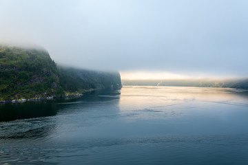 Geirangerfjord in Norwegen im Frühnebel