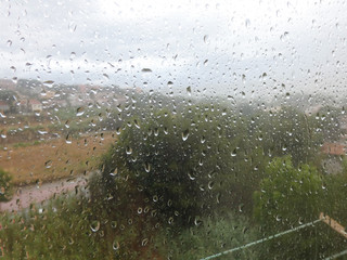 Gotas de lluvia en un cristal de una ventana