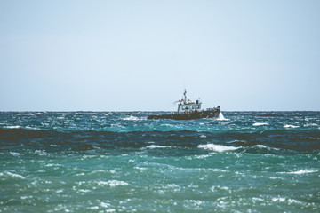 Fototapeta na wymiar barco pesquero en el mar