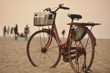 Fototapeta na wymiar old bicycle in the beach