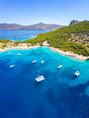 Luftaufnahme der kleinen Insel Moni mit türkisblauem Meer bei Ägina im Saronischen Golf von Athen, Griechenland