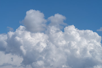 Fototapeta na wymiar Cumulonimbus calvus, a developing thunderhead cloud