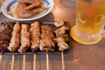 居酒屋で焼き鳥とビール