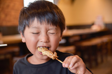 焼き鳥を食べる子供