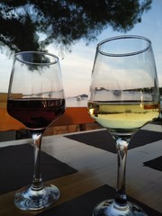 Weingläser am Meer