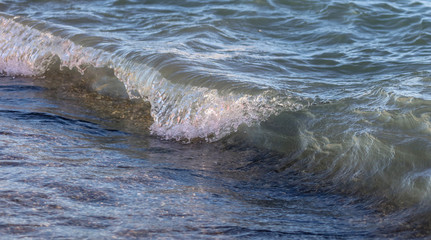 Obraz premium Waves on the seashore as an abstract background
