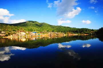 Obraz premium Beautiful landscape village on mountain and blue sky reflection in lake and river at Meahongson province, Thailand