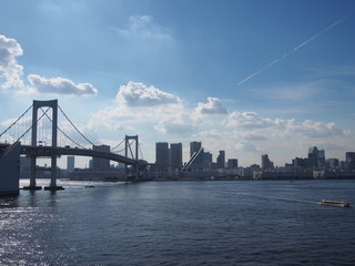東京湾のレインボーブリッジを行き交う屋形船の風景