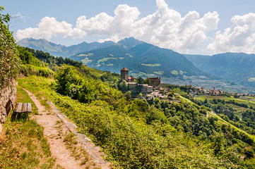 Dorf Tirol, Schloss Tirol, Herrschaftsweg, Waalweg, Wanderweg, Vinschgau, Etschtal, Weinberge, S&uuml;dtirol, Sommer, Italien
