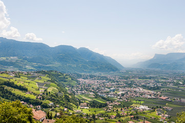 Fototapeta premium Meran, Dorf Tirol, Meranerland, Etsch, Etschtal, Waalweg, Weinberge, Wanderweg, Obstbäume, Meranerland, Vinschgau, Südtirol, Sommer, Italien