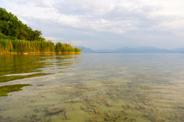 Abendstimmung mit Blick auf die Alpen am Chiemsee während der Goldenen Stunde