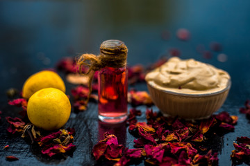 Best cheap DIY face mask for acne scars of multani mitti or fuller's earth or mulpani mitti on the wooden surface consisting of lemon juice, fuller's earth, and some rose water also.
