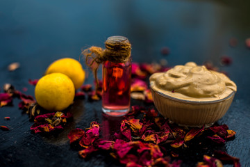 Obraz na płótnie Canvas Best cheap DIY face mask for acne scars of multani mitti or fuller's earth or mulpani mitti on the wooden surface consisting of lemon juice, fuller's earth, and some rose water also.