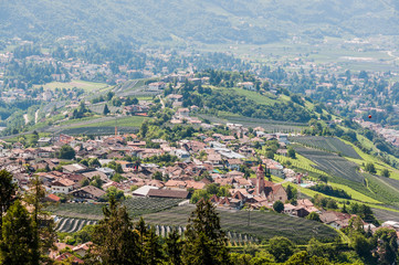 Dorf Tirol, Kirche, Weinberge, Wanderweg, Obstbäume, Meran, Vinschgau, Südtirol, Sommer, Italien