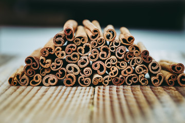 Batons de cannelle empilés