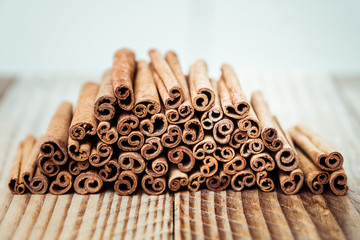 Batons de cannelle empilés