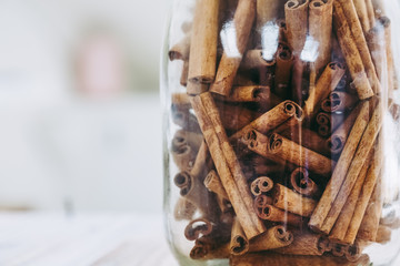Batons de cannelle dans un bocal en verre