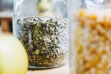 Origan s&eacute;ch&eacute; dans un bocal en verre