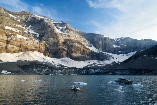 Griesseeli und Clariden im Abendlicht, Eisformationen im Gletscherseeli, Schneefelder, blauer Himmel mit Wolken, Licht und Schatten