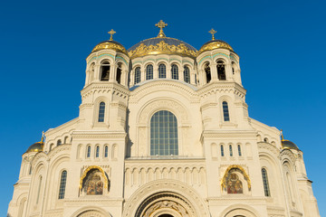 Fototapeta na wymiar St. Nicholas naval Cathedral in Kronstadt
