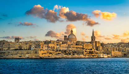 Sunset view of Valletta, the capital of Malta. - obrazy, fototapety, plakaty