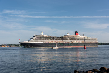 Kiel, Deutschland, 25.07.2019 – Das Kreuzfahrtschiff „Queen Victoria“ der Cunard Line von...
