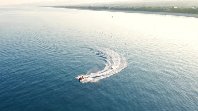 Moto d'acqua che corre in mezzo al mare, vista aerea con drone.