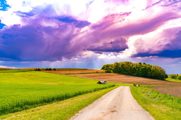 Obraz premium A stormy sky over a Bavarian landscape