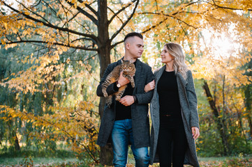 Fototapeta premium love, relationship, family and people concept - smiling couple having fun in autumn park