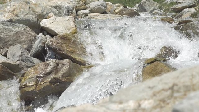 kleiner Wasserfall in den Alpen