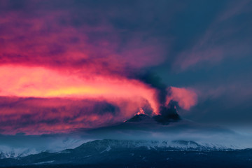 Fototapeta premium Sunset behind mount Etna during eruption