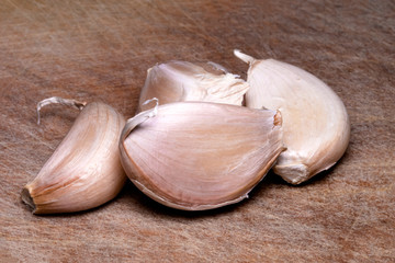 Garlic on rustic wood kitchen table.