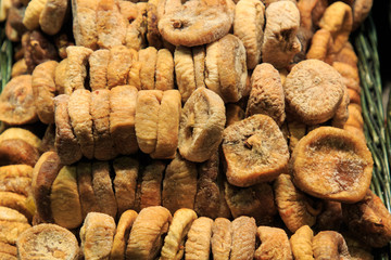 Dried figs in a green wicker basket for sale