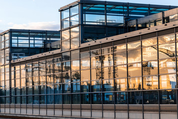 Spiegelung auf dem Bahnhofsgeb&auml;ude