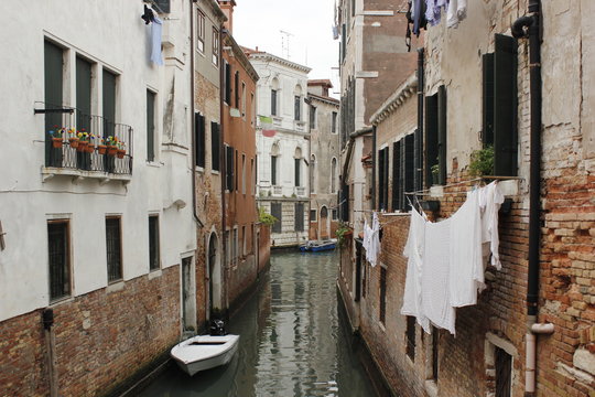 Canal con barca y edificios