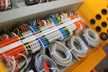 elektrische Anschlussklemmen und Kabel